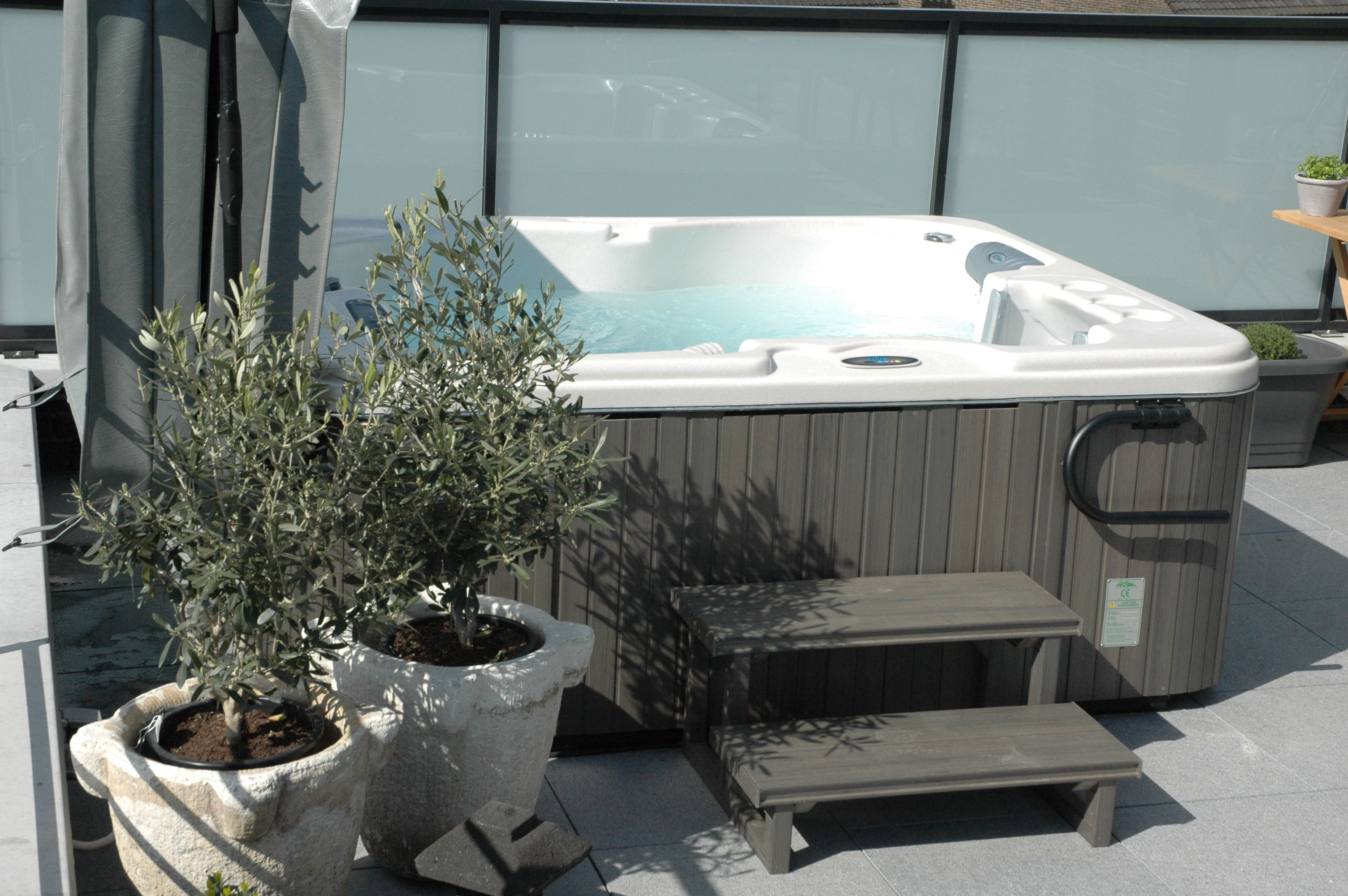 Calspas  compacte spa op dakterras