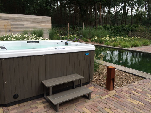 Calspas bubbelbad in tuin met zwemvijver