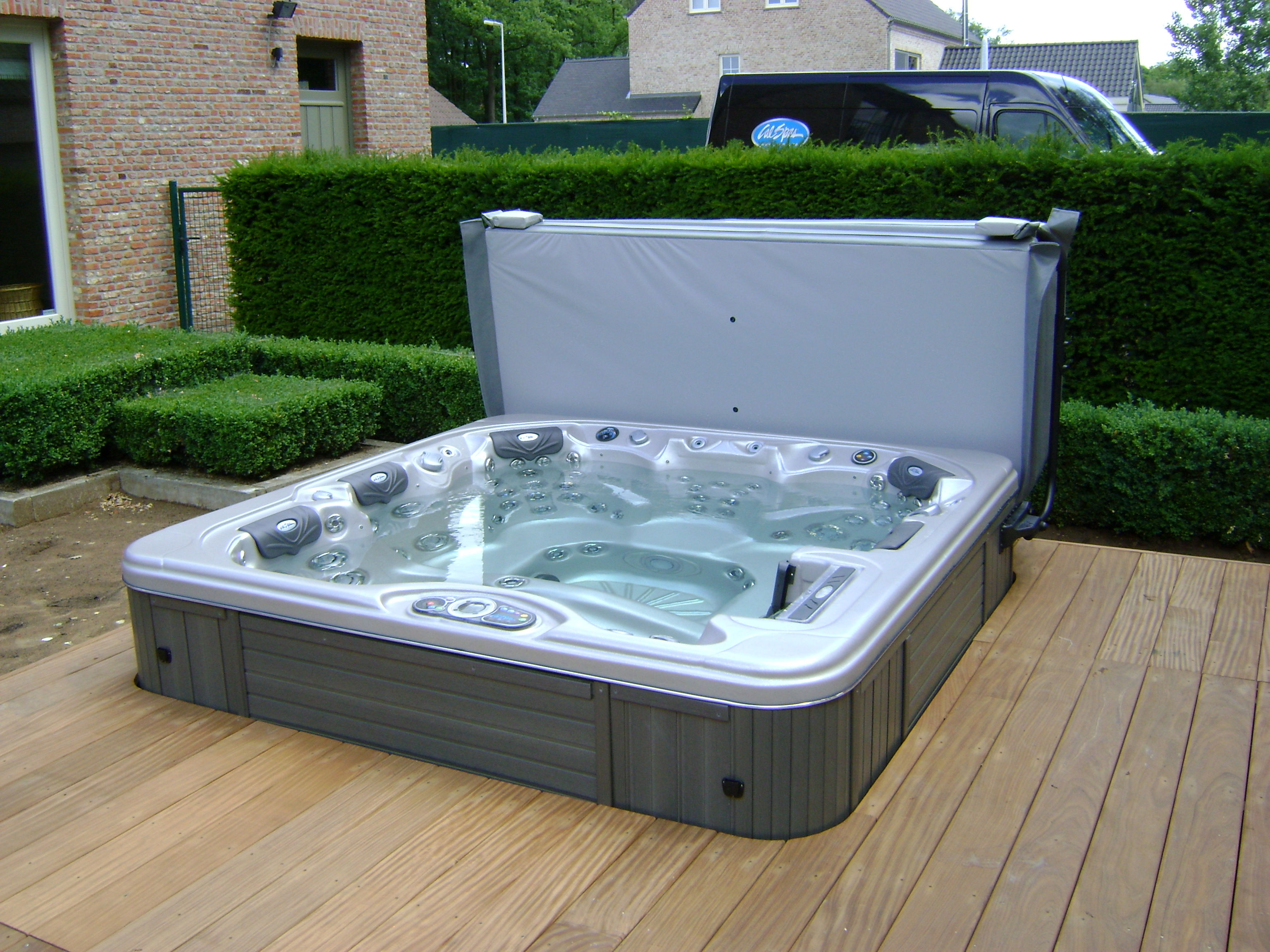 Calspas bubbelbad halfweg ingebouwd in terras